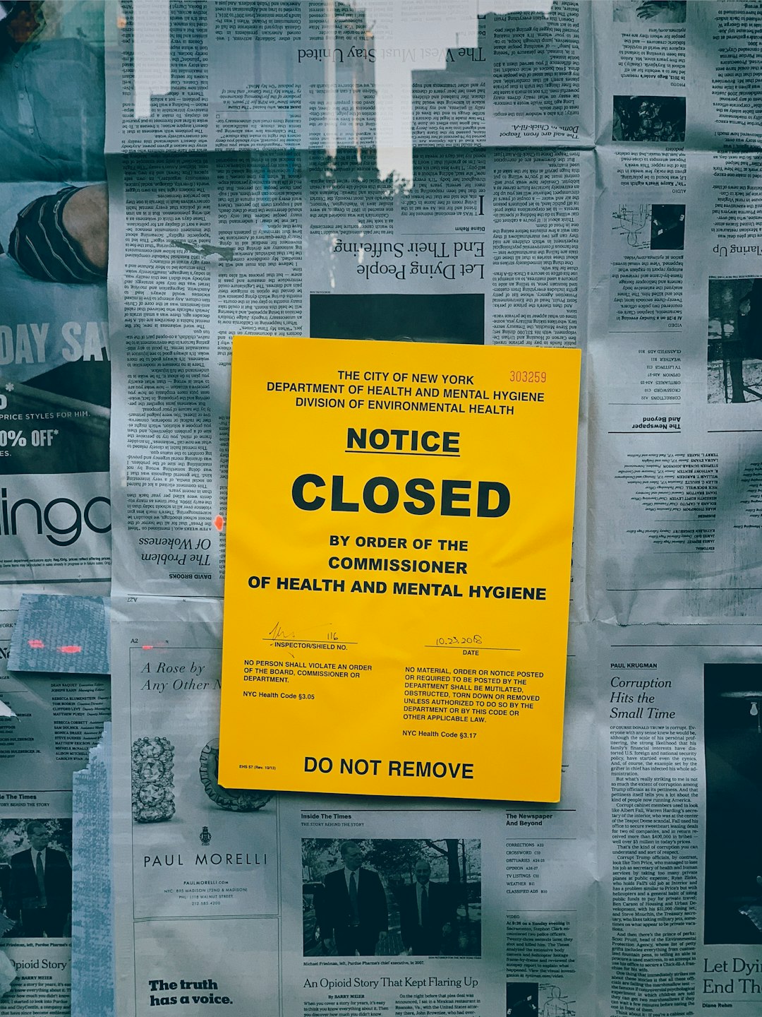 yellow-notice-closed-signage-ypna00ix2nc