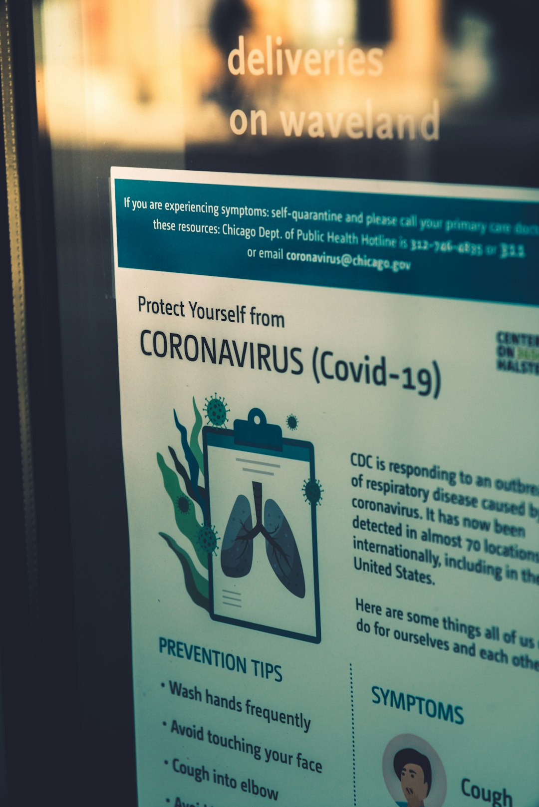 a-sign-on-a-bus-window-warning-people-to-protect-their-lungs-glfyx01shww